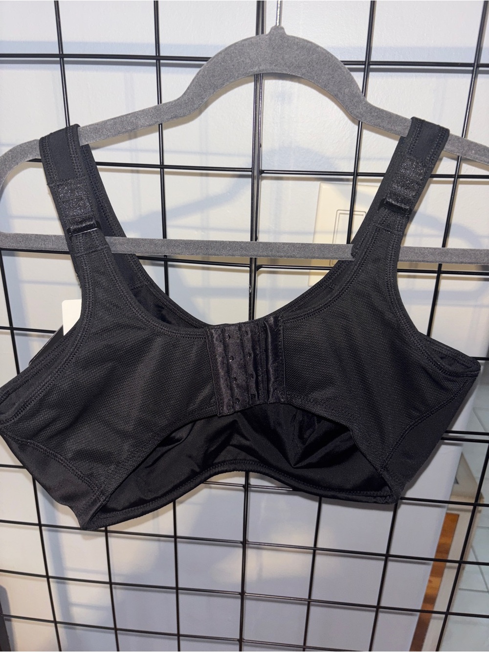 Wacoal Black Underwire Sport Bra with Wide Straps NWT - Picture 4 of 6